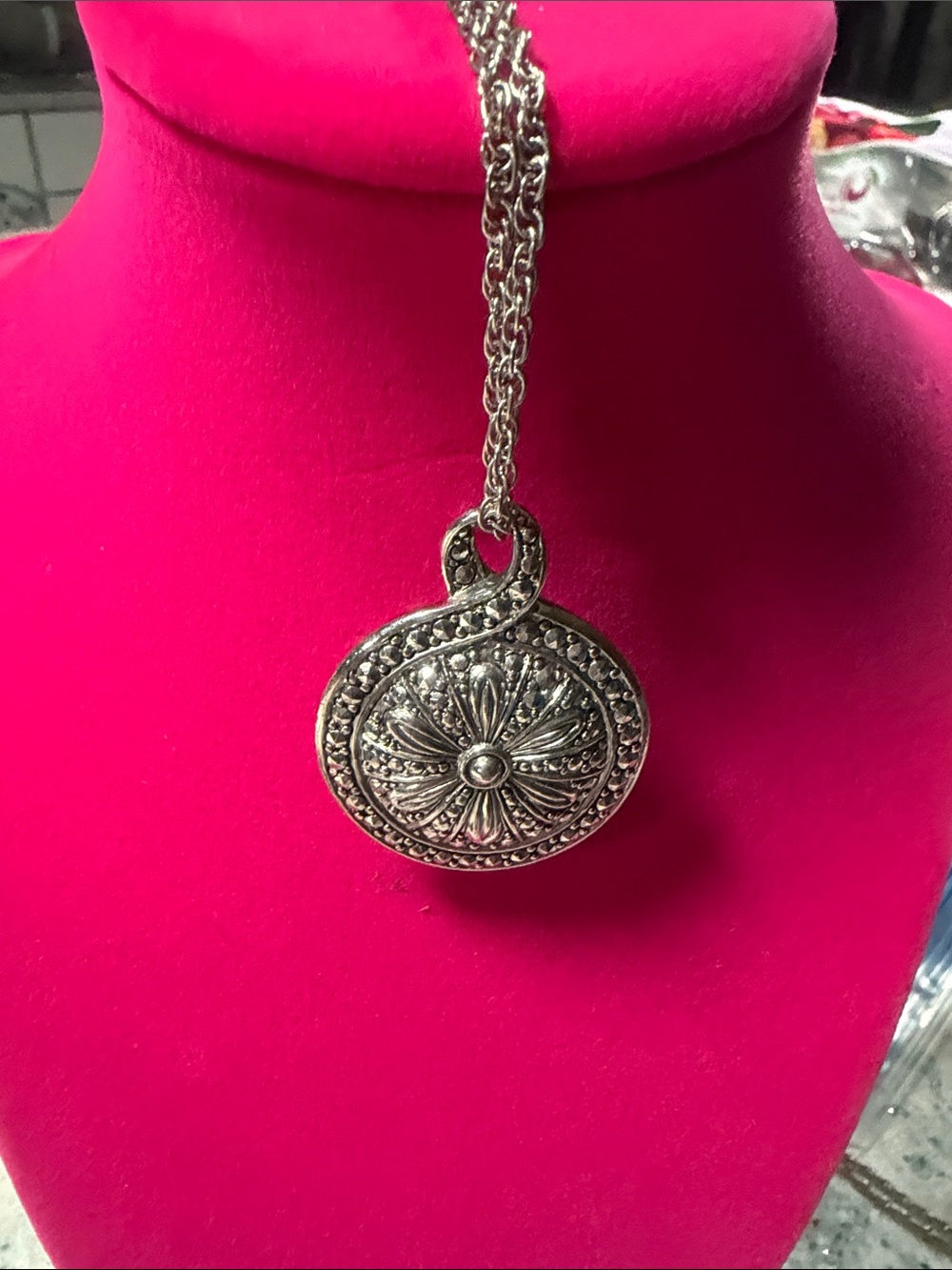 Avon Silver-Tone Necklace with Cream Center Cabochon Pendant - Picture 2 of 3